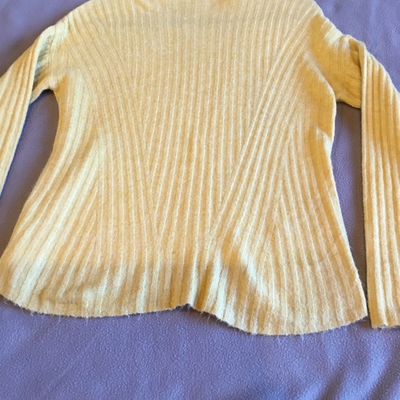 Pretty yellow sweater - Picture 2 of 6